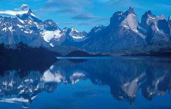 Foto clássica do parque Torres del Paine, tirada em dia de sol e do lago Pehoe (foto da internet)
